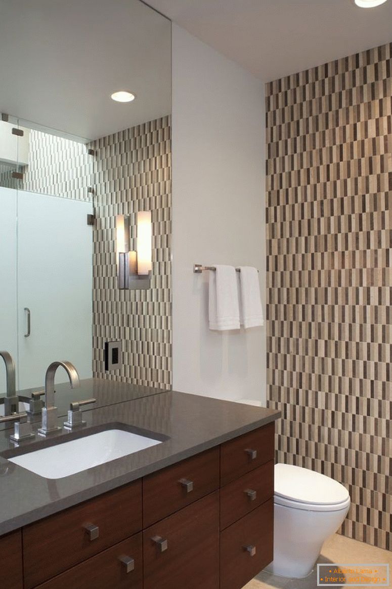 minimalist-lake-lb-kupatilo-enterijer-dizajn-with-wooden-vanity-and-black-countertop-and-mirror-luxurious-bathrooms-interior-design-ideas-bedrooms-design-ideas-modern-bathrooms-design-bathroom