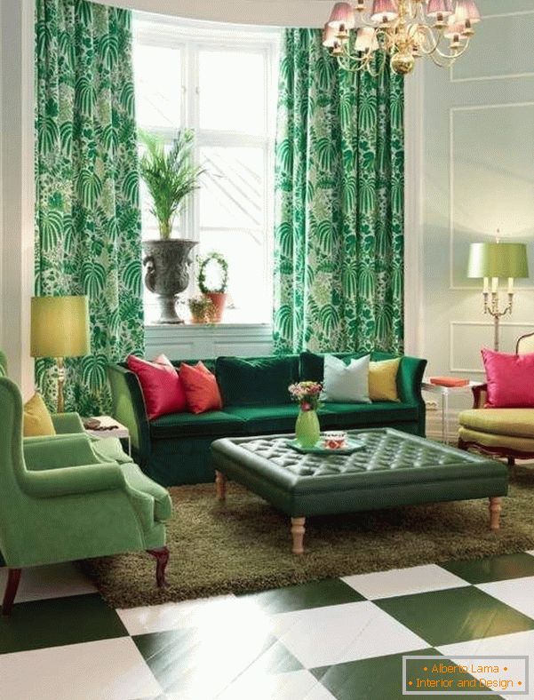Fotelje u različitim bojama i sofi