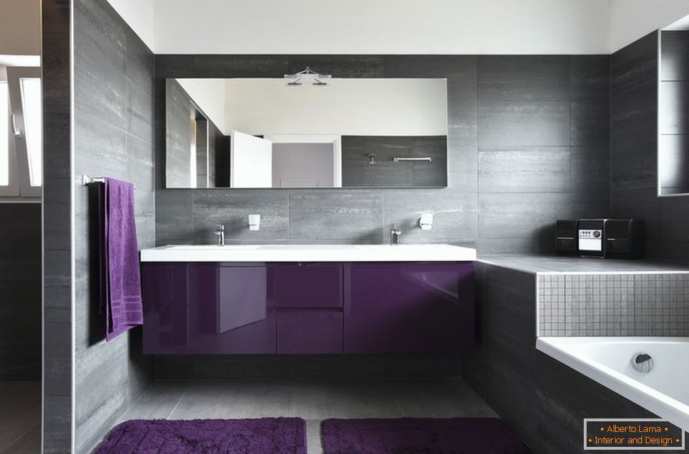 Kombinacija smeđe i ljubičaste boje u kupatilu