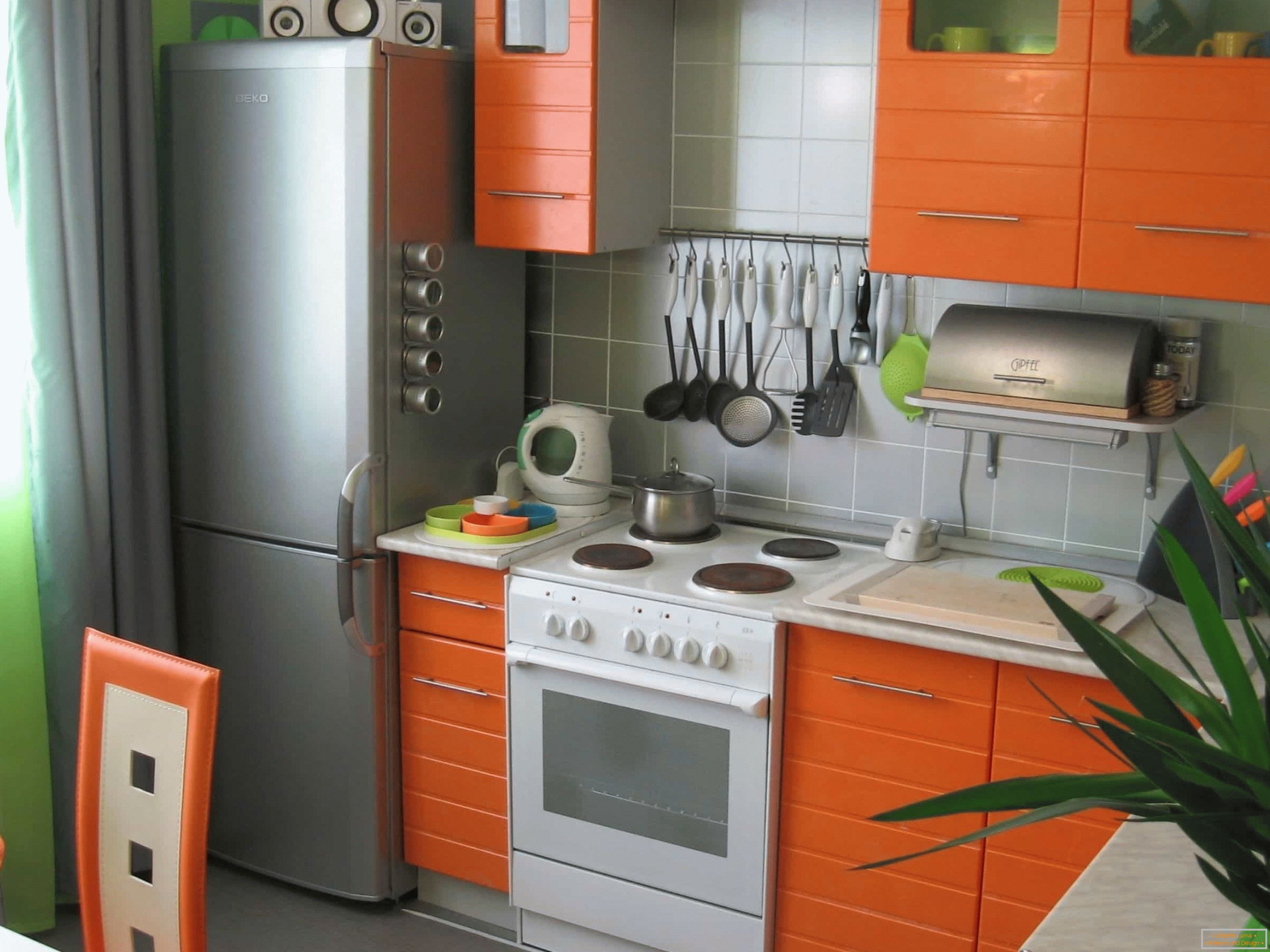 Narančasta kuhinja male površine