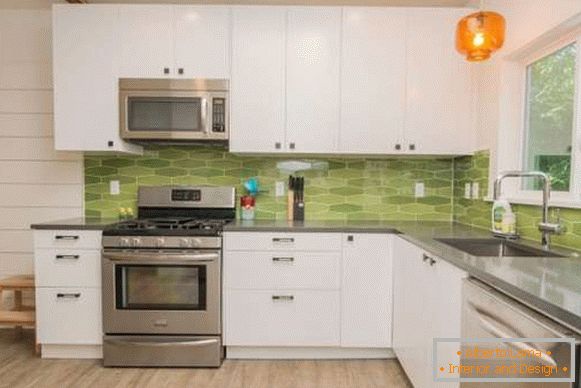 Dizajn ugao kuhinja u privatnoj kući - fotografija u bijeloj i zelenoj boji