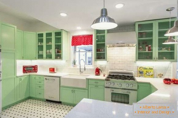 Kuhinja zelenog ugla u privatnoj kući - savremeni dizajn na fotografiji