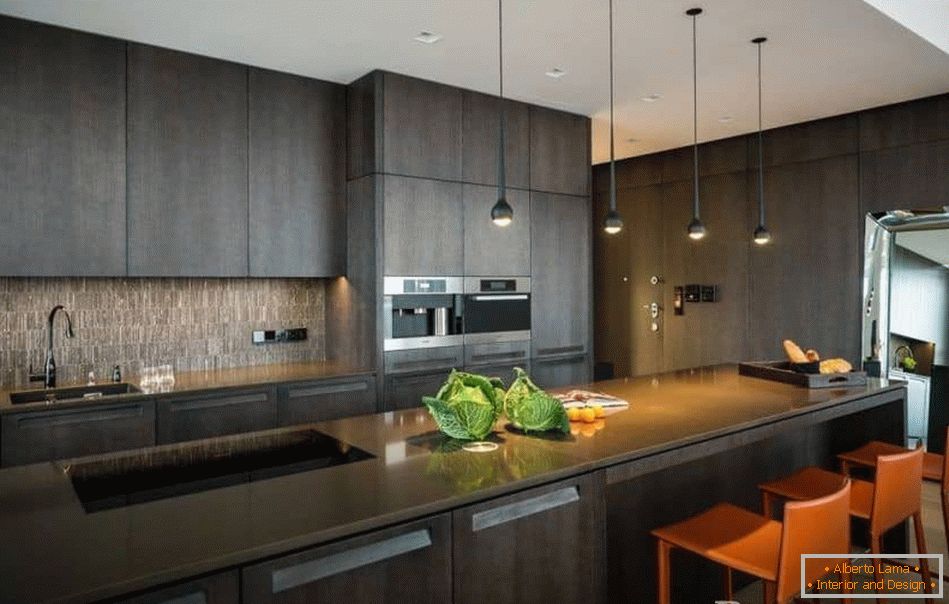 Kuhinja u visokotehnološkom stilu u tamnoj boji