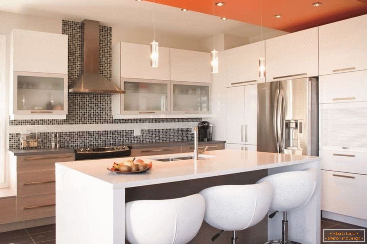 Kombinacija boje na plafonu u unutrašnjosti kuhinje u stilu visokotehnologije