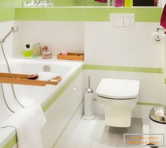 Mali kombinirani kupatilo sa bijelo-zelenim pločicama