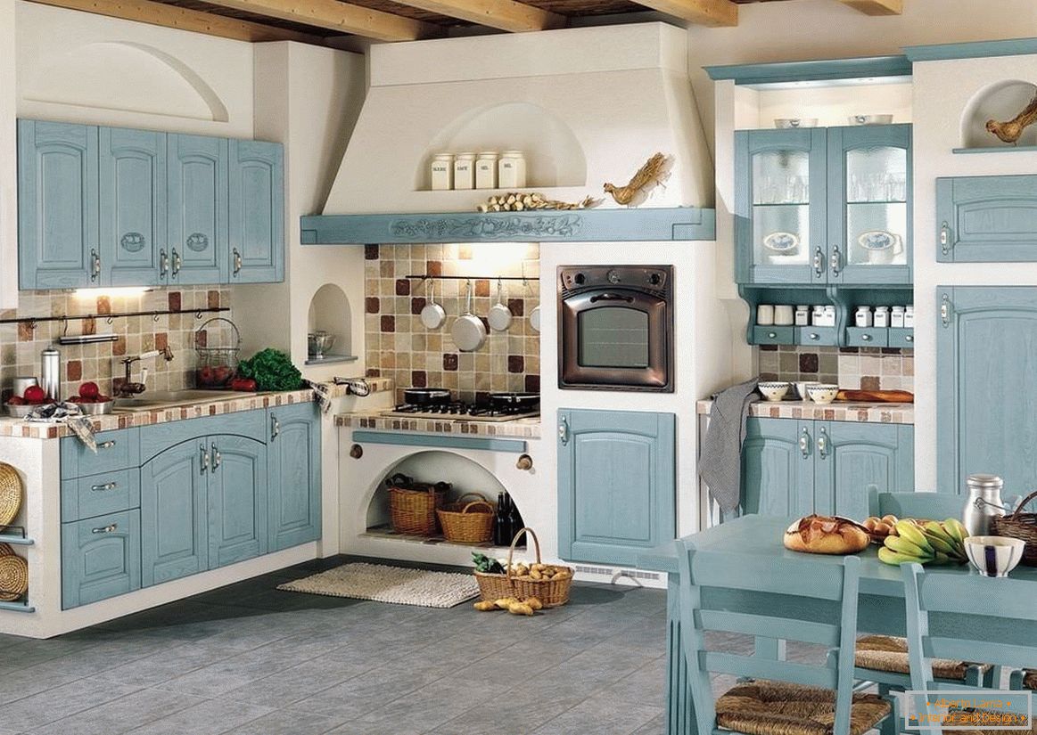 Plave fasade u beloj kuhinji