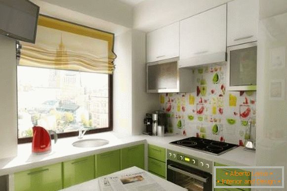 Male sobe za fotografije - dizajn bele i zelene kuhinje u stanu