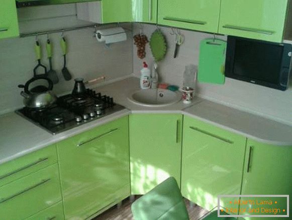 Enterijer zelene kuhinje u dizajnu malih apartmana od 30 kvadratnih metara