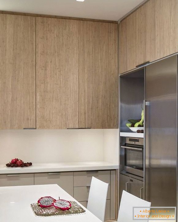 Predivan enterijer male kuhinje - fotografija sa frižiderom