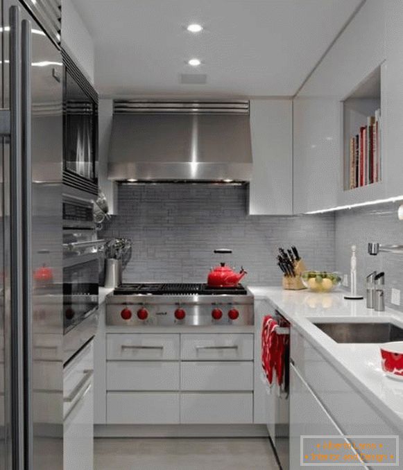 Moderna kuhinja površine 5 m2 sa bijelim namještajem i stropom
