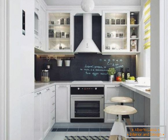 Moderan dizajn male kuhinje površine 6 kvadratnih metara, sa šankom umesto prozora