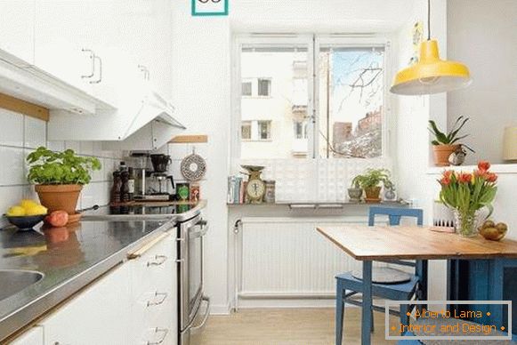 Kuhinja i dnevni boravak u dizajnerskom apartmanu površine 35 kvadratnih metara