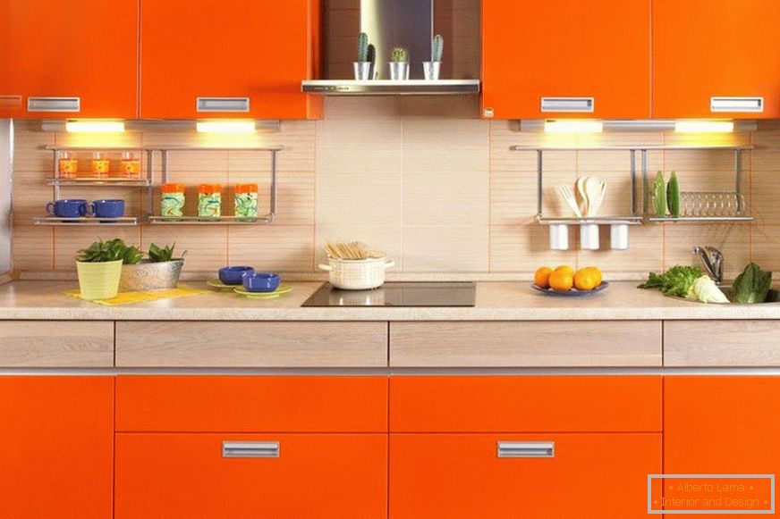 Dekor od narandžaste kuhinje u stanu