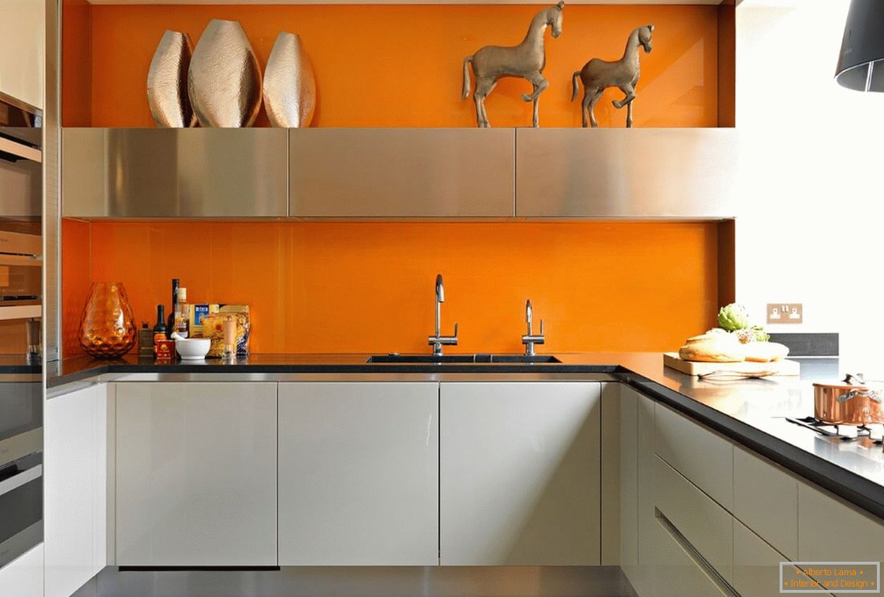 Oranžna bočica u kuhinji
