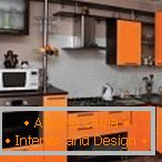 Moderna kuhinja u crnoj i narandžastoj boji