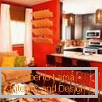 Kuhinja-dnevna soba u narandžastoj boji