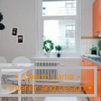 Bela sa narandžastom u kuhinji