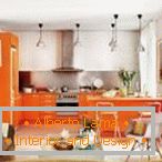 Kuhinja-dnevni boravak u narandžastim tonovima