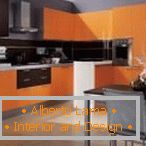 Kombinacija narandže i sive boje u kuhinji