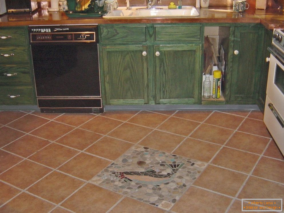 Dijagonalno polaganje pločica na podu kuhinje