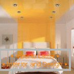 Bijela spavaća soba sa narančastom trakom