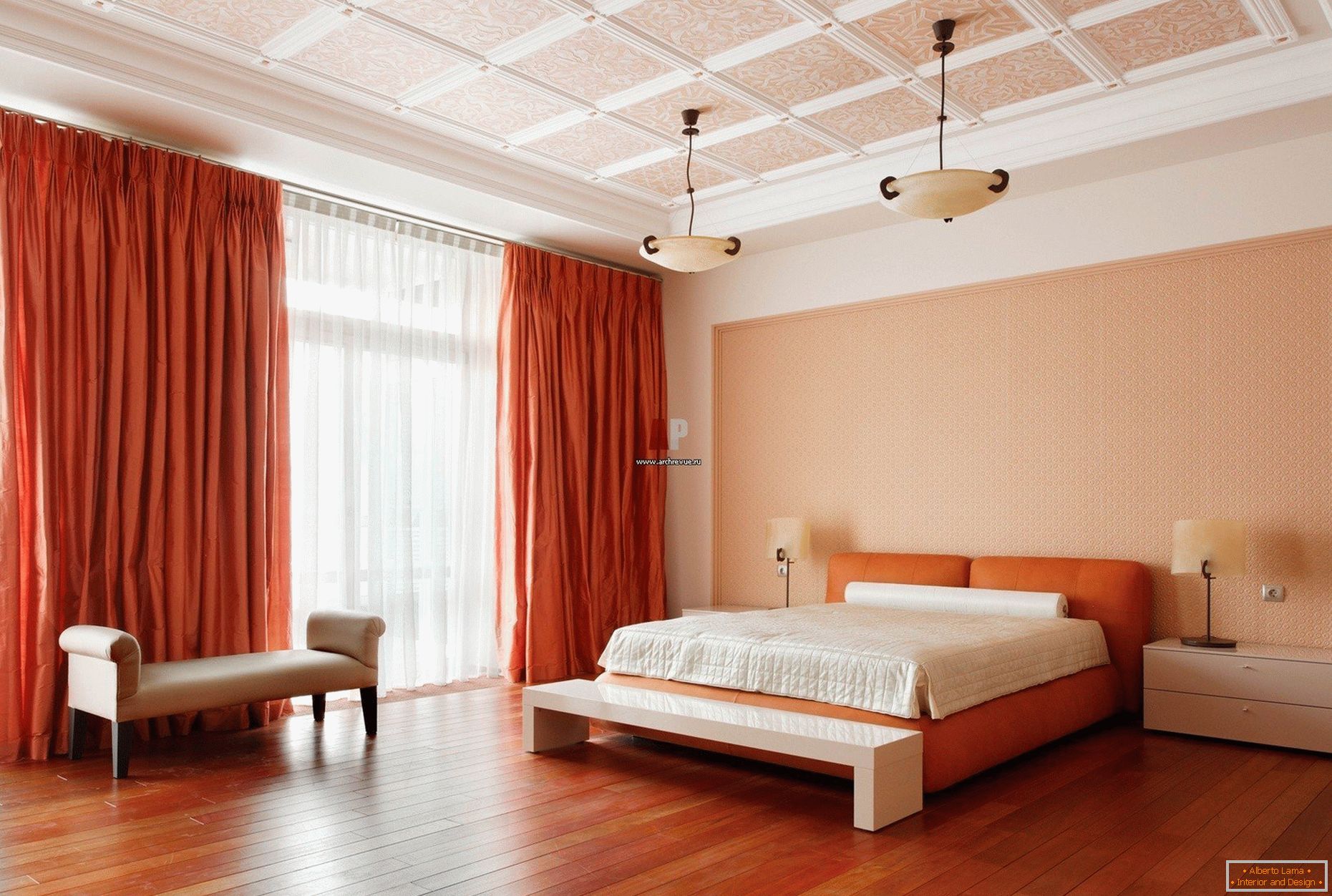 Narančaste zavese i krevet u spavaćoj sobi