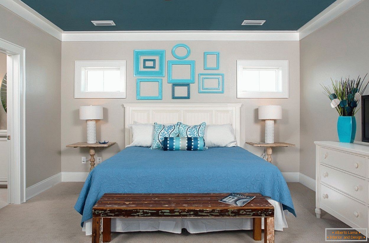 Bijela i plava unutrašnjost spavaće sobe