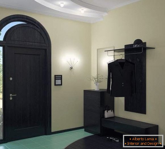 Crni nameštaj u modernom hodniku u privatnoj kući