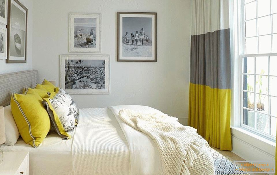 Zavese u unutrašnjosti spavaće sobe u bijeloj sivi i kombinaciji boje senfa
