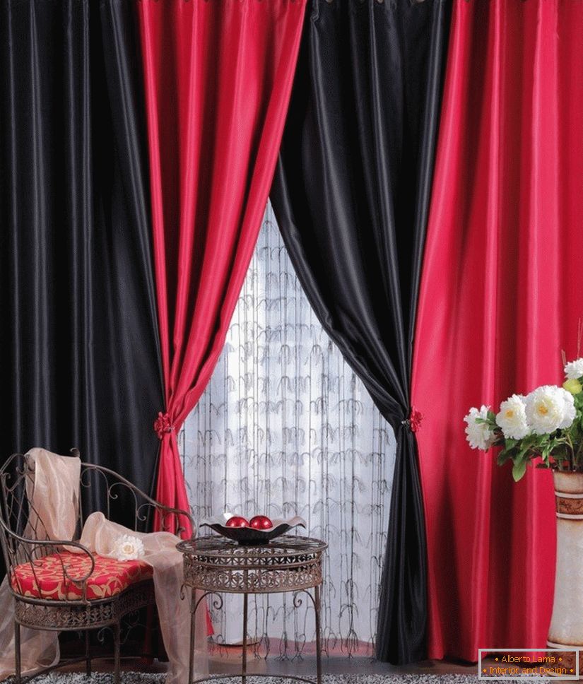 Kombinacija crnih i crvenih zavesa