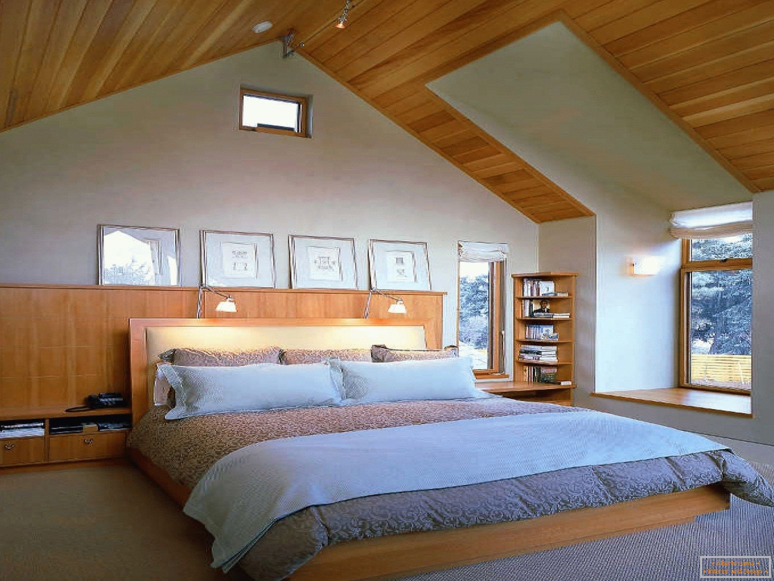 Dizajn spavaće sobe na potkrovlju с высокими стенами