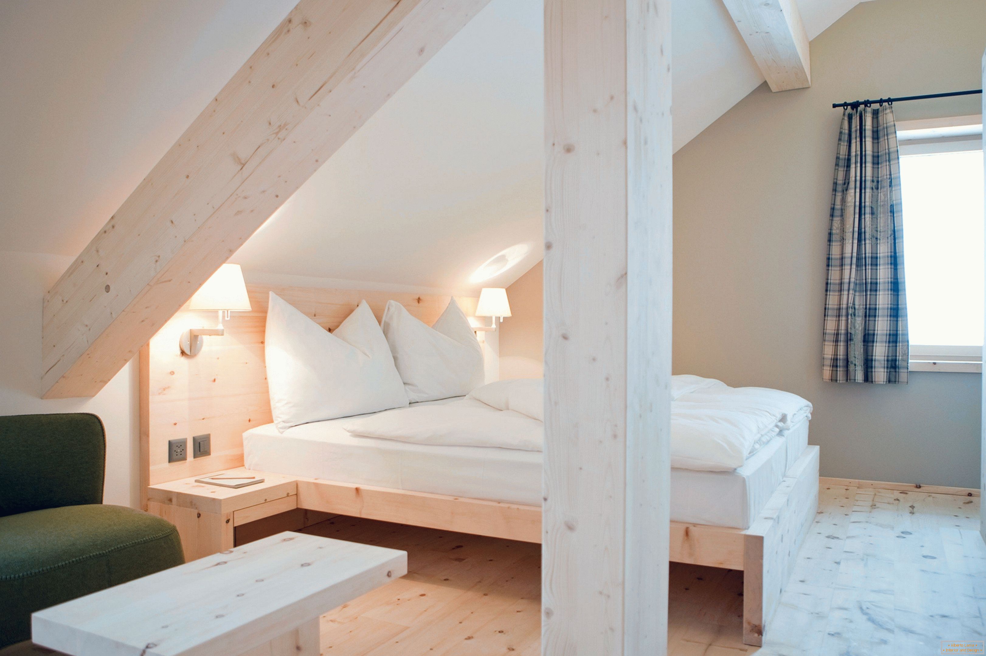 Ekološka spavaća soba sa drvenom opremom
