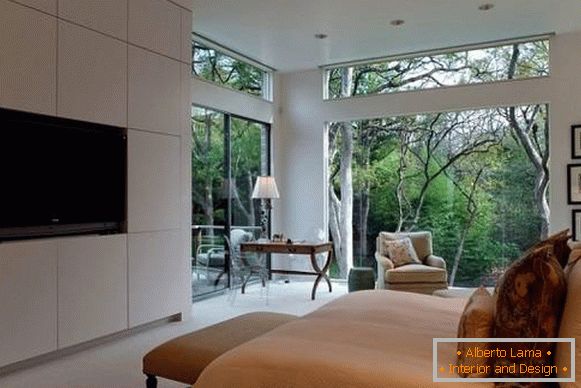 Ekološki stil spavaće sobe sa velikim prozorima