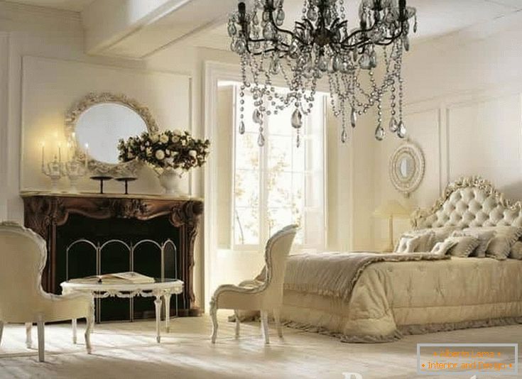 Bijela i bež spavaća soba u klasičnom stilu sa kaminom