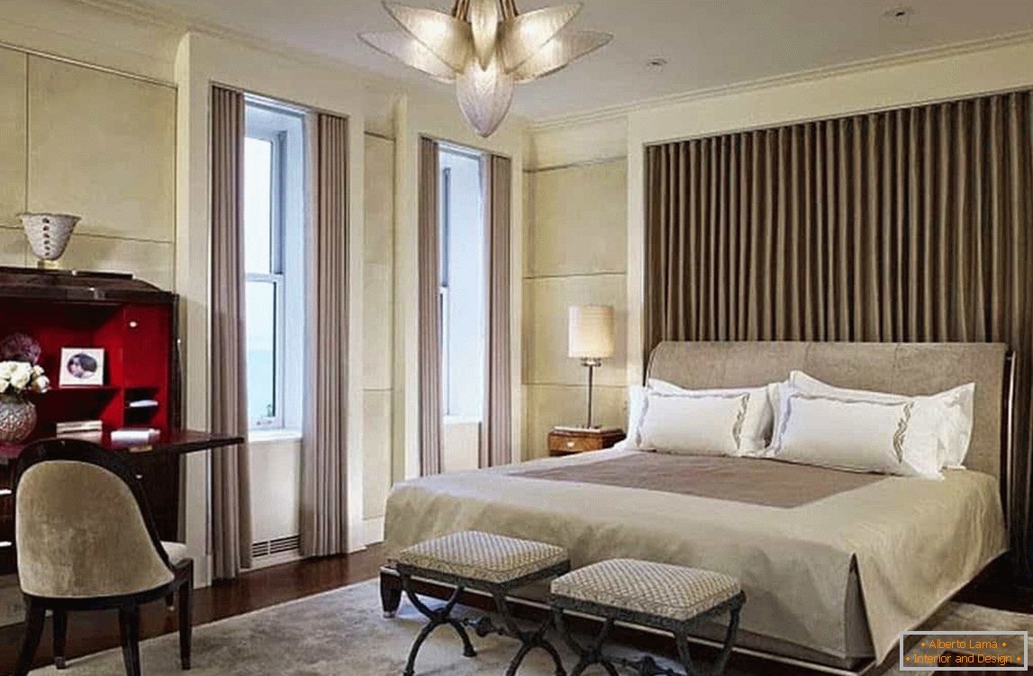 U dizajnu spavaće sobe u klasičnom stilu, starinski elementi namještaja
