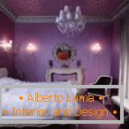 Lilac pozadina u spavaćoj sobi sa elegantnim enterijerom