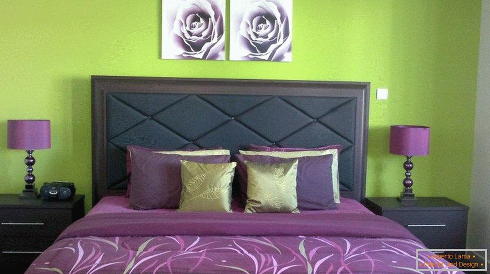 Svetlo zeleni zidovi i ljubičasti tekstil u spavaćoj sobi