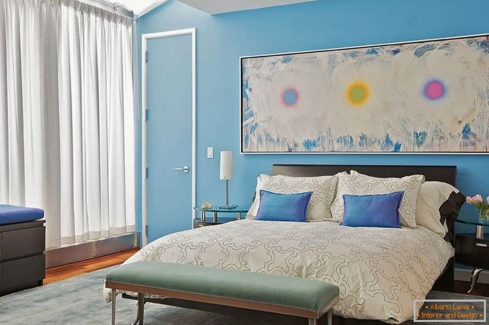 Svetla spavaća soba с голубыми стенами