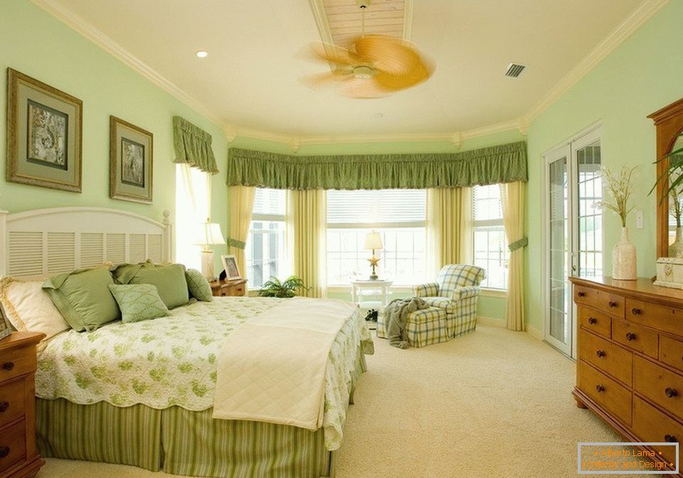 Unutrašnjost prostrane spavaće sobe u zelenim bojama
