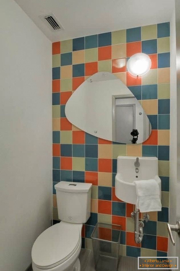 Mali toalet sa svetlim pločicama i obojenim zidovima
