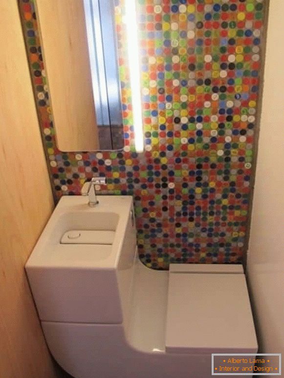 Mali toalet sa modernim WC-om i svetlom mozaikom