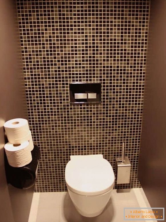 Kombinacija zidova sa pločicama i slikanje u malom toaletu