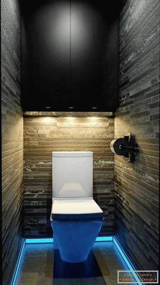 Originalno osvetljenje u malom toaletu sa ormarićem za vješanje