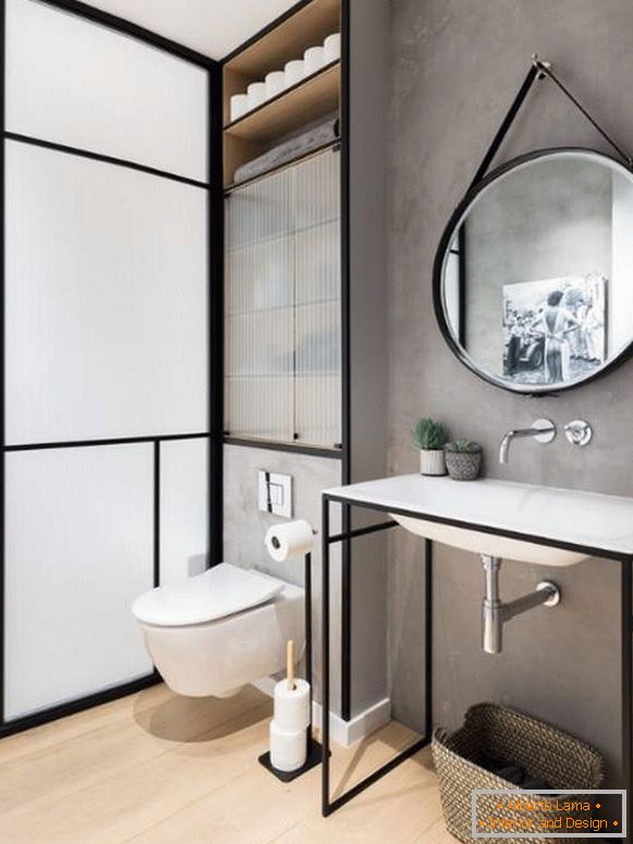 Unutrašnja sanitarija - fotografija sa ormarićem iznad toaleta