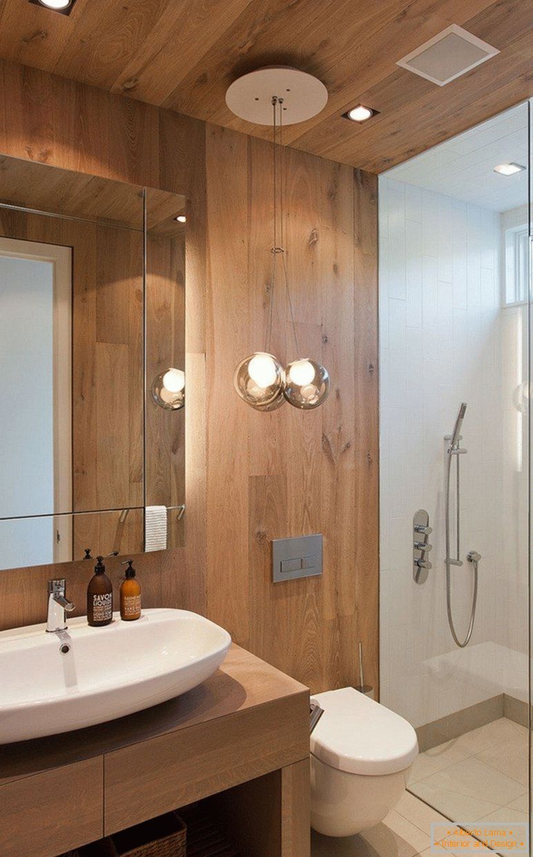 Kombinacija drveta i pločica u unutrašnjosti kupatila