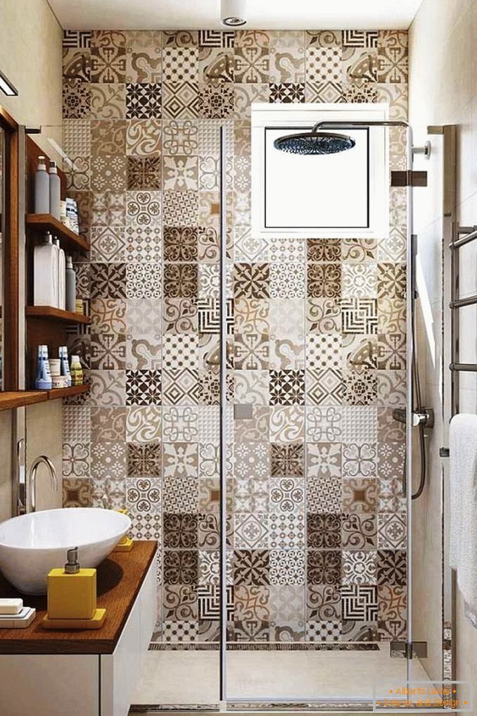 Imitacija mozaika u kupatilu bez toaleta