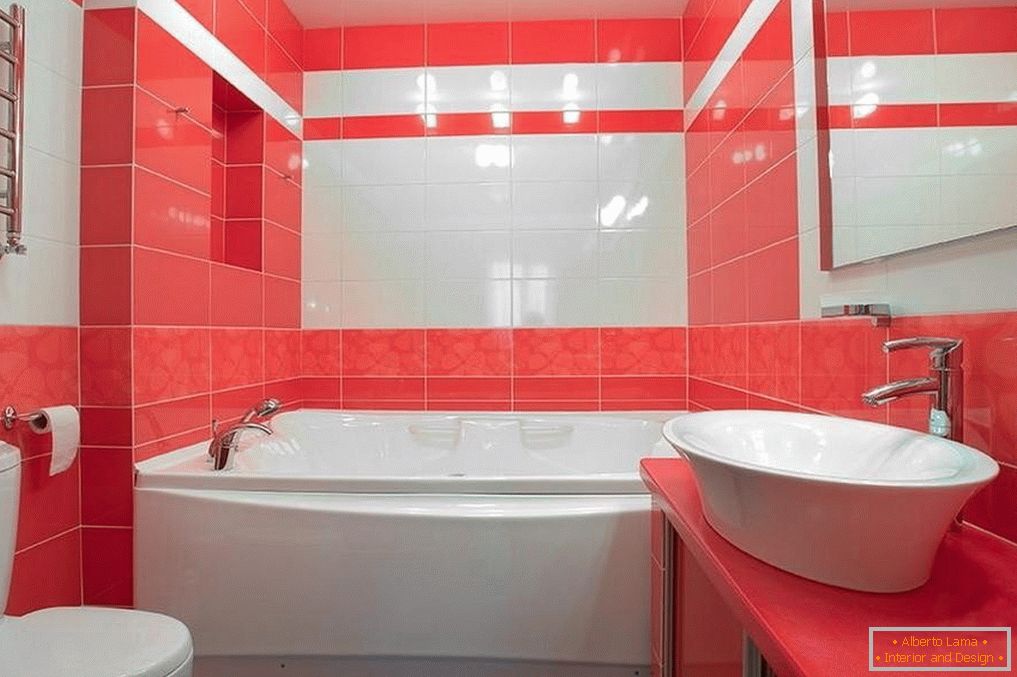 Bijele i crvene pločice u kupatilu