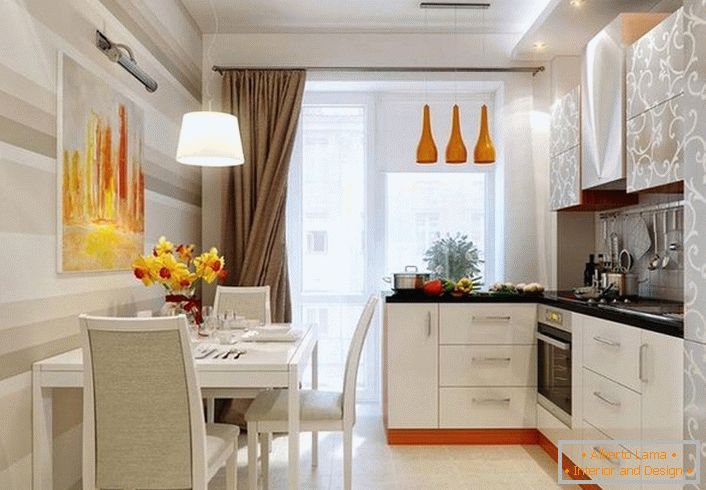 Elegantan dizajn za enterijer kuhinje 12 m2. Naglasak narandže čini sobu toplijim.