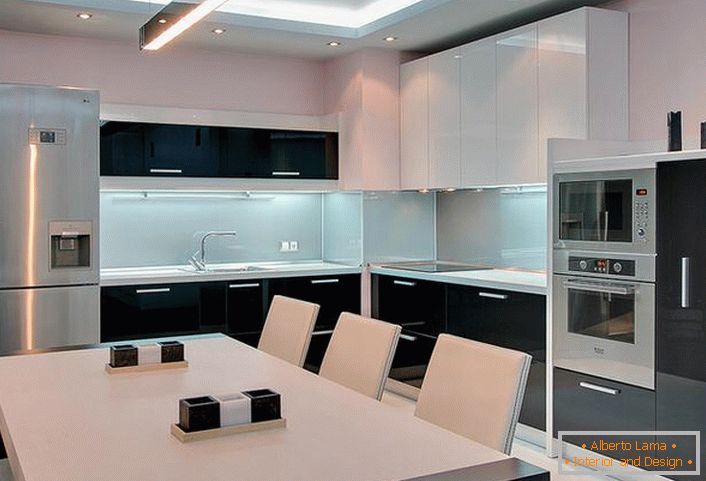 Bijela crna kuhinja sa ugrađenim aparatima - pravi dizajniran projekat za malu sobu.