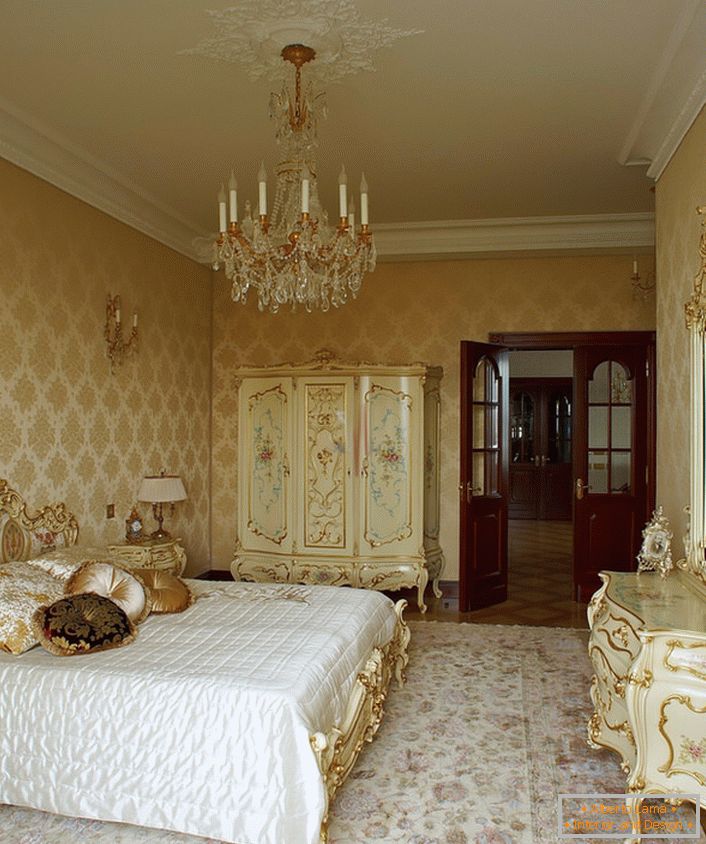 Lustir za spavaću sobu u baroknom stilu.